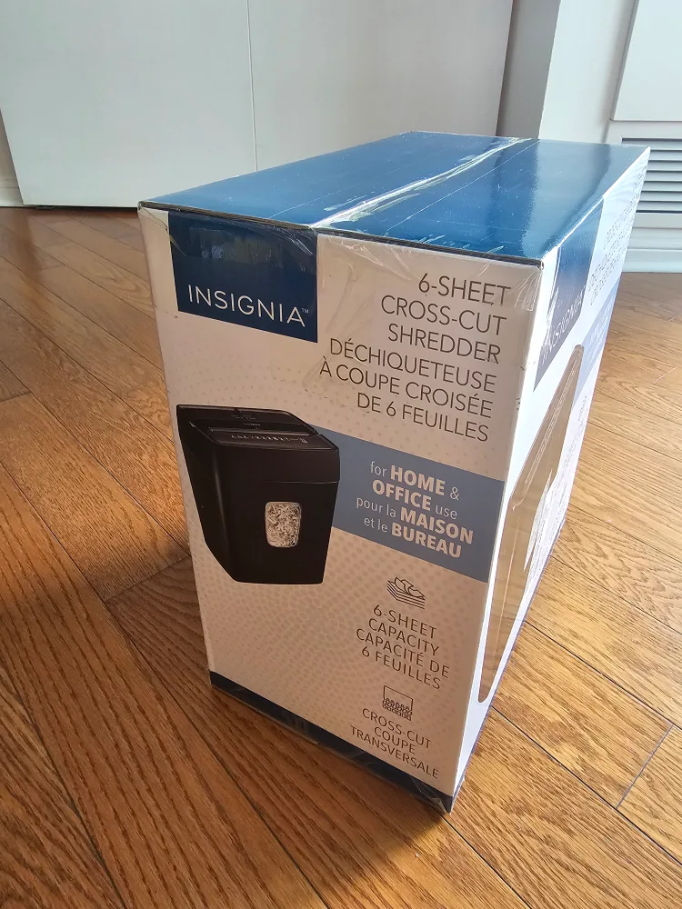 🥕 Insignia 6-Sheet Cross-Cut Shredder - New in Box! image indicator(2)