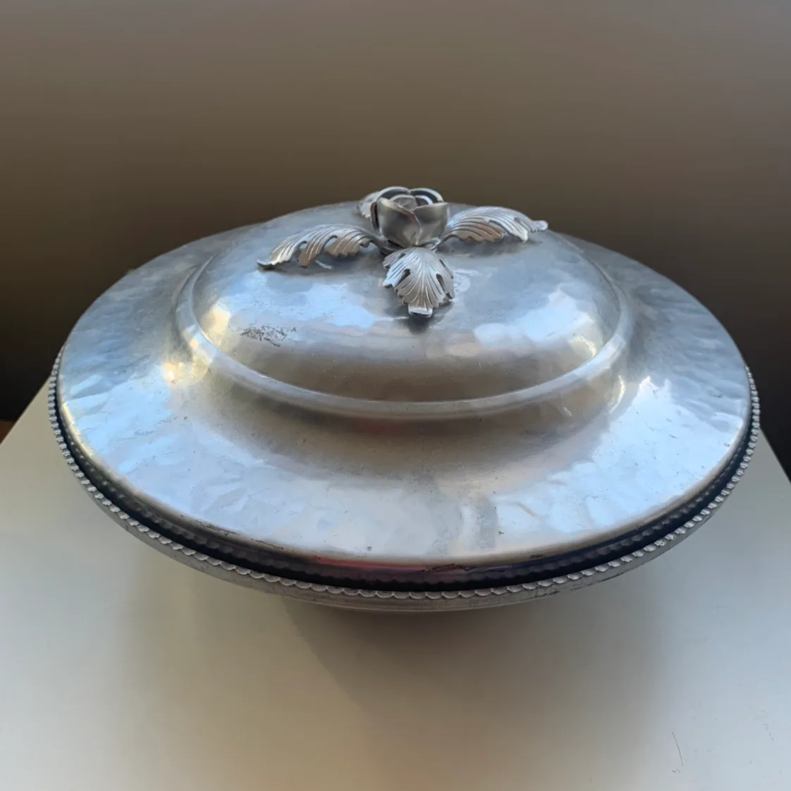 Vintage bowl with lid image indicator(2)