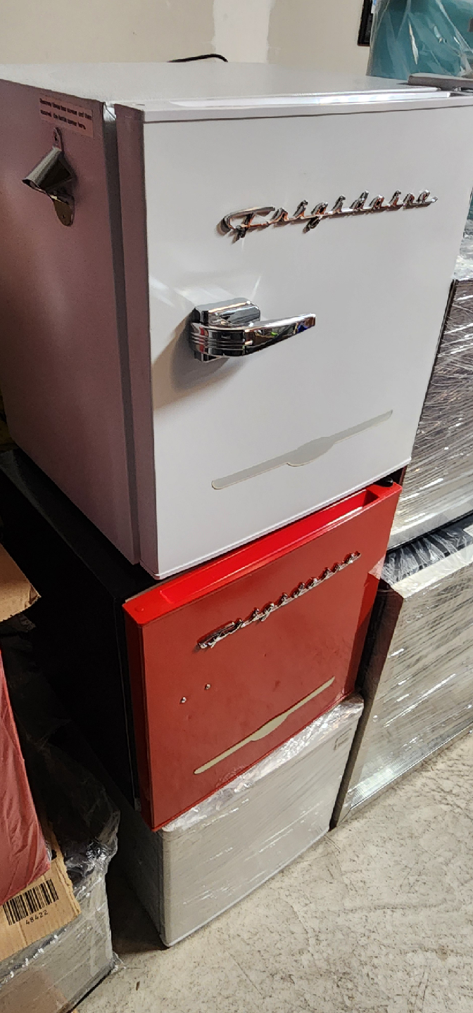 NO OFFERS! Frigidaire Retro (WHITE) Compact Fridge 1.6 cu.ft. - photo 2
