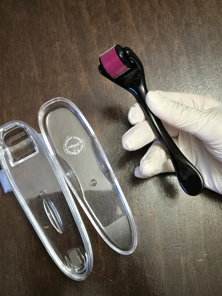 Derma Roller with Case (Never used) image indicator(2)