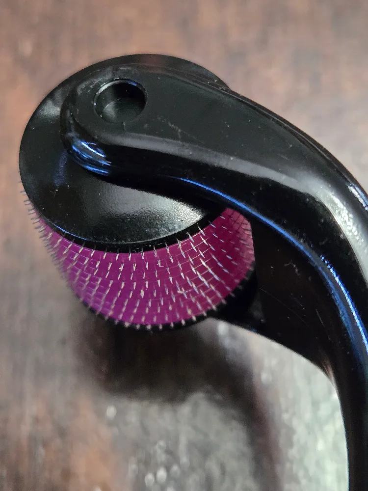 Derma Roller with Case (Never used) image indicator(4)