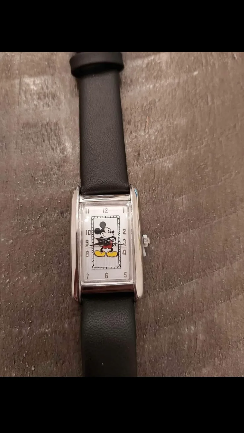 Beautiful womens Mickey Mouse watch image indicator(2)