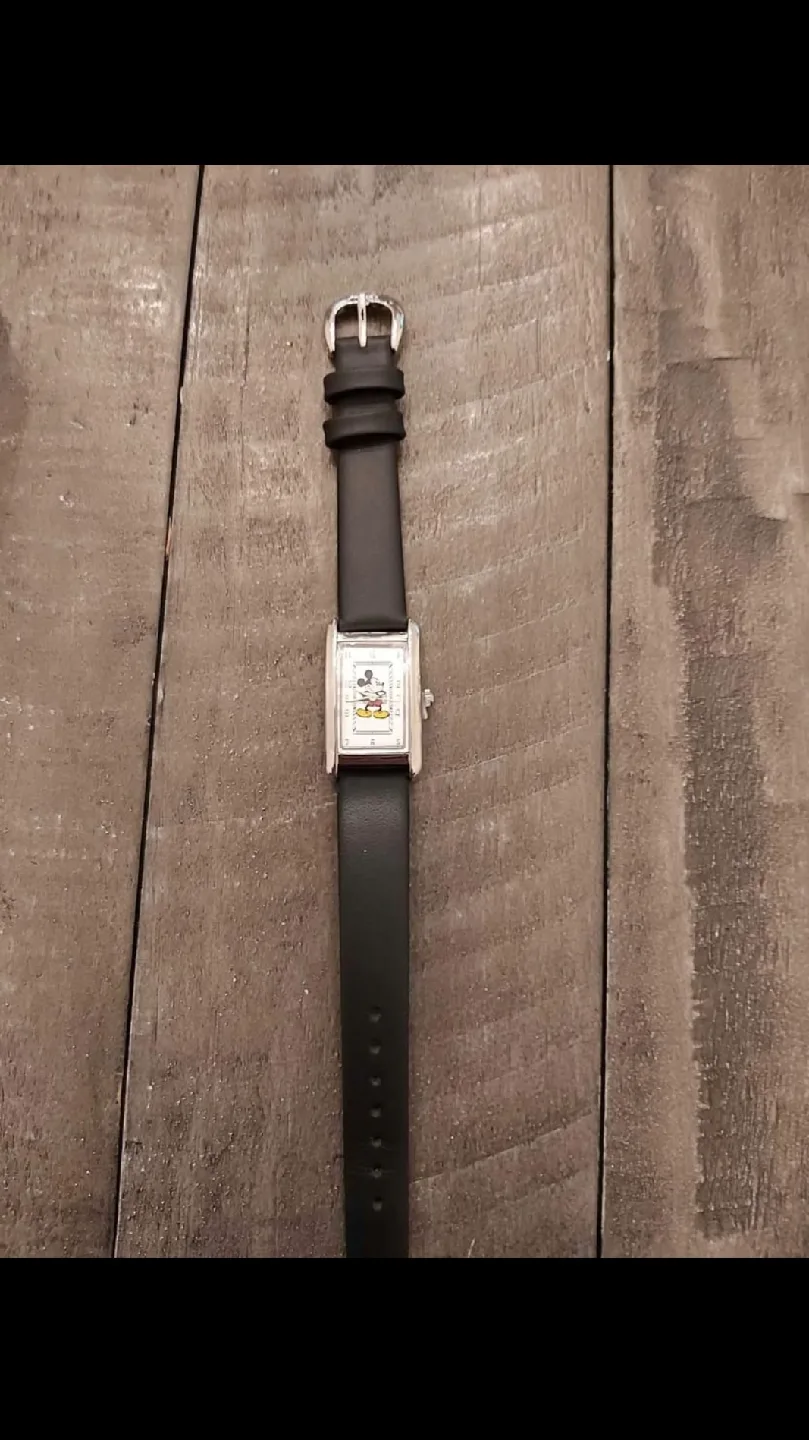 Beautiful womens Mickey Mouse watch image indicator(4)