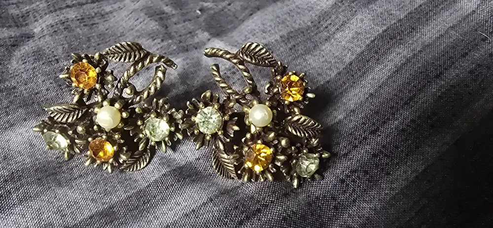 Vintage Clip-on Earrings thumbnail