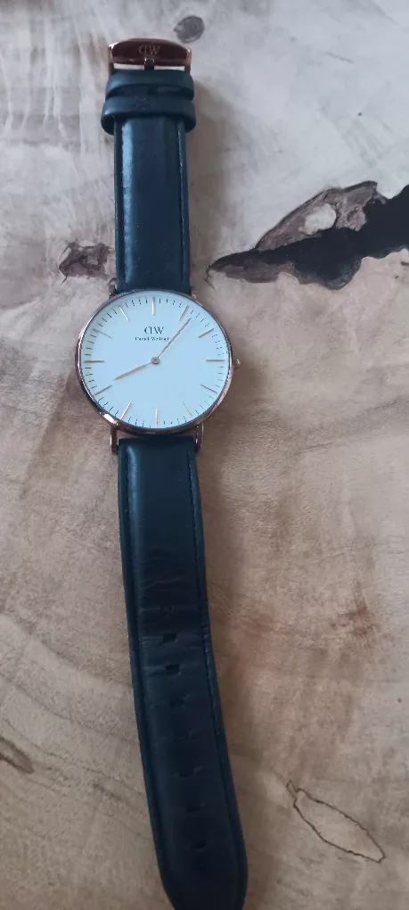 Daniel Wellington Watch, Black Leather Strap image indicator(2)