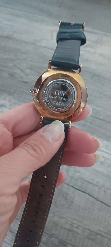 Daniel Wellington Watch, Black Leather Strap image indicator(4)