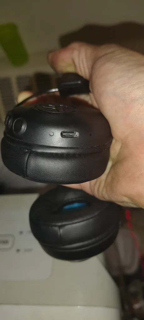 JLab  studio wireless over ear headphones- Black image indicator(3)