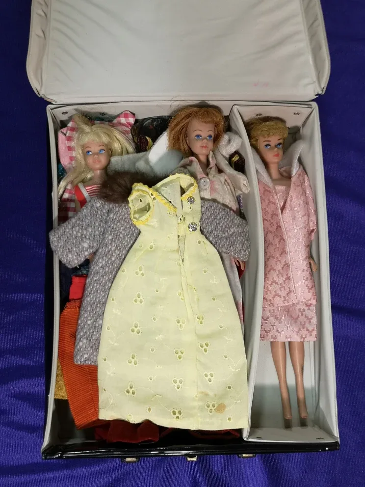 ⭐1963 Vintage Barbie Case with Barbie, Midge, Skipper + Wardrobe image indicator(10)