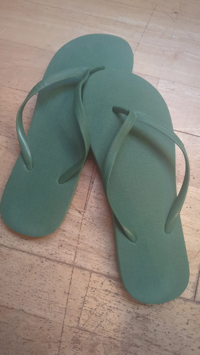 🥕 GAP Flip Flops - Green Size 9 image indicator(3)