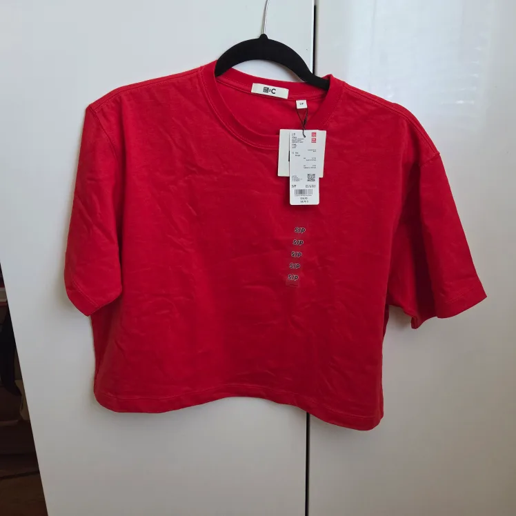 BNWT Uniqlo oversized crop top thumbnail