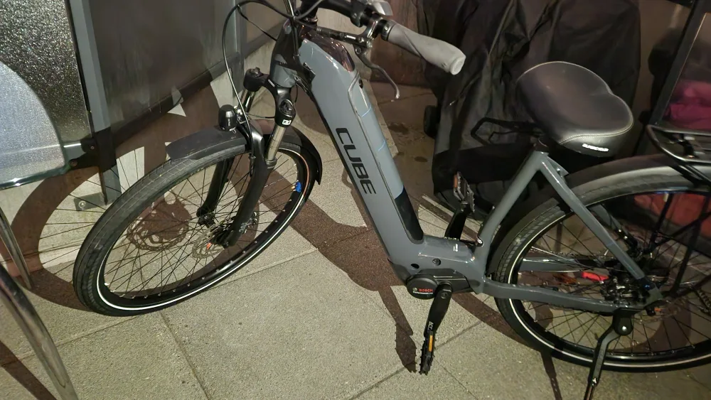 Cube Hybrid Touring 678 Electric Bike - Grey image indicator(2)