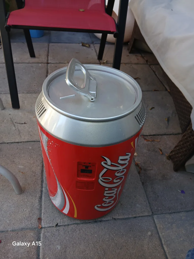 Coca-Cola Can Shaped Mini Fridge image indicator(5)