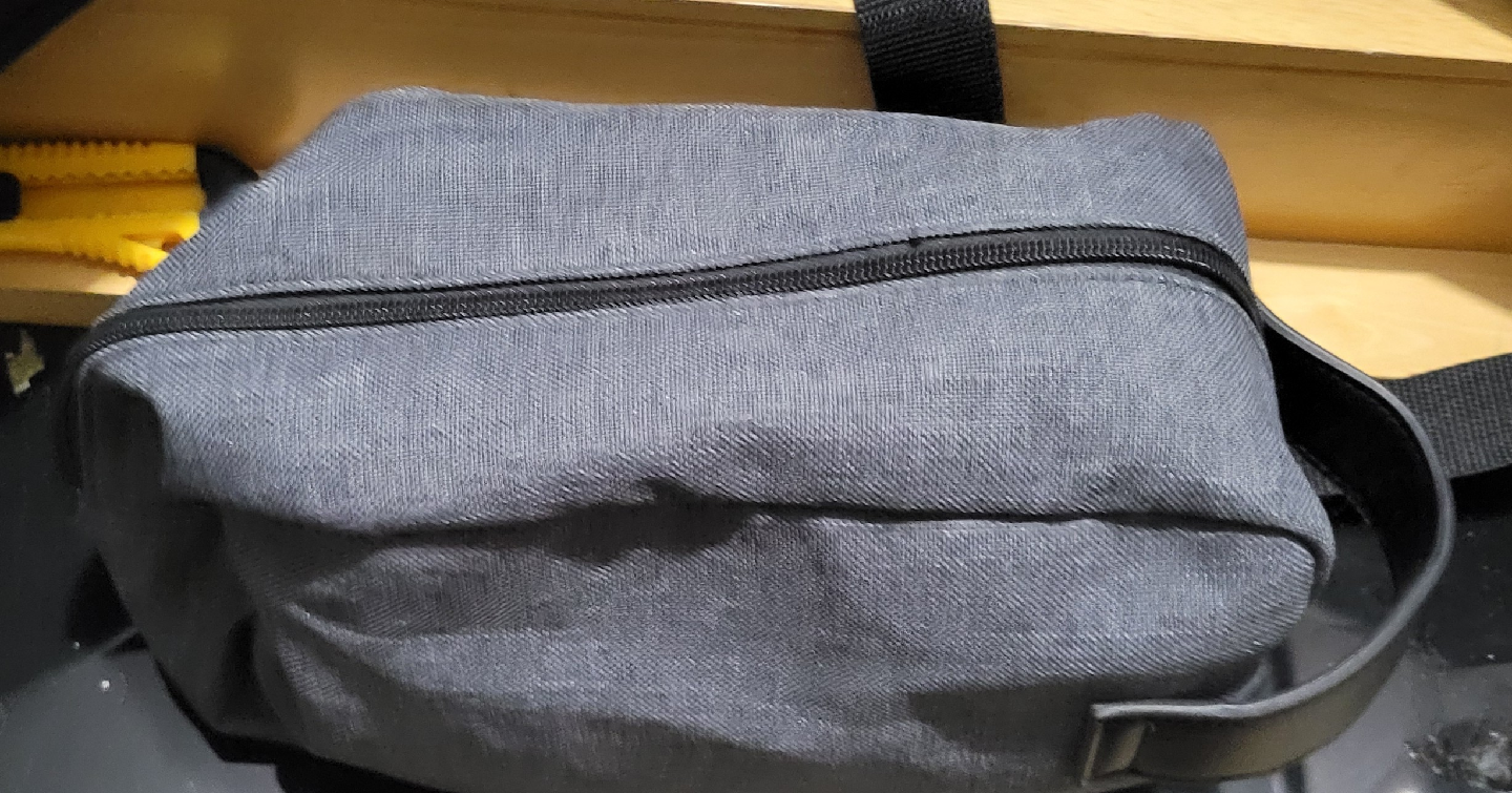 Tracker Black Duffle Bag & Grey Toiletry Bag - photo 3