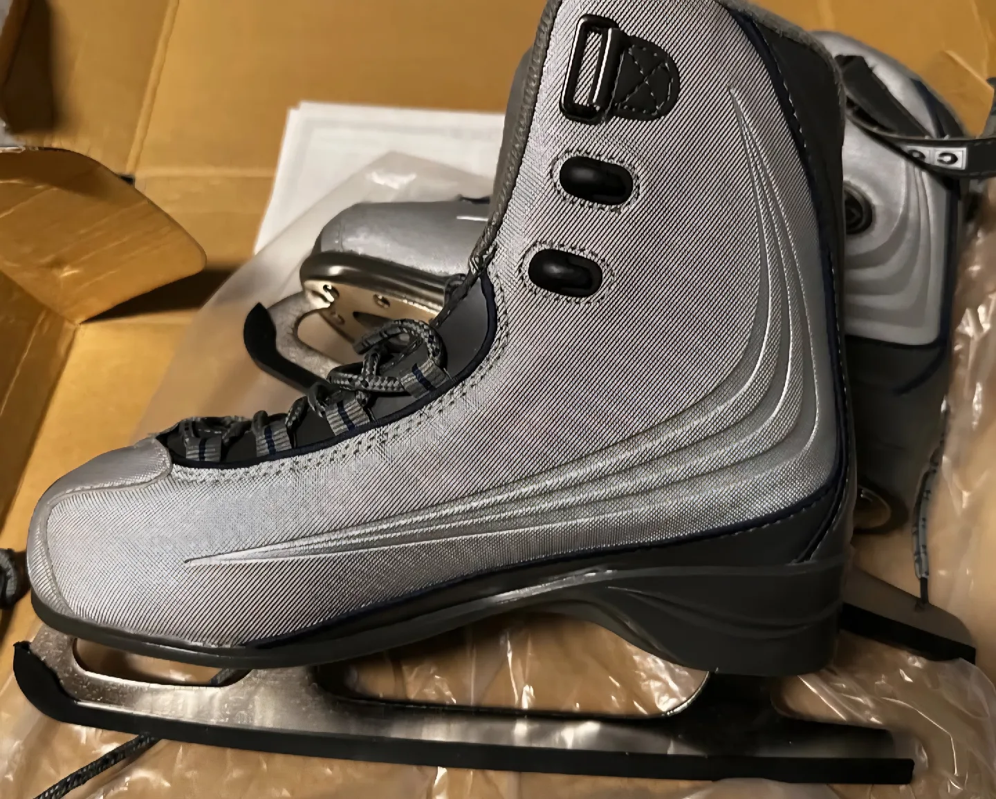 Women's Figure Skates image indicator(2)