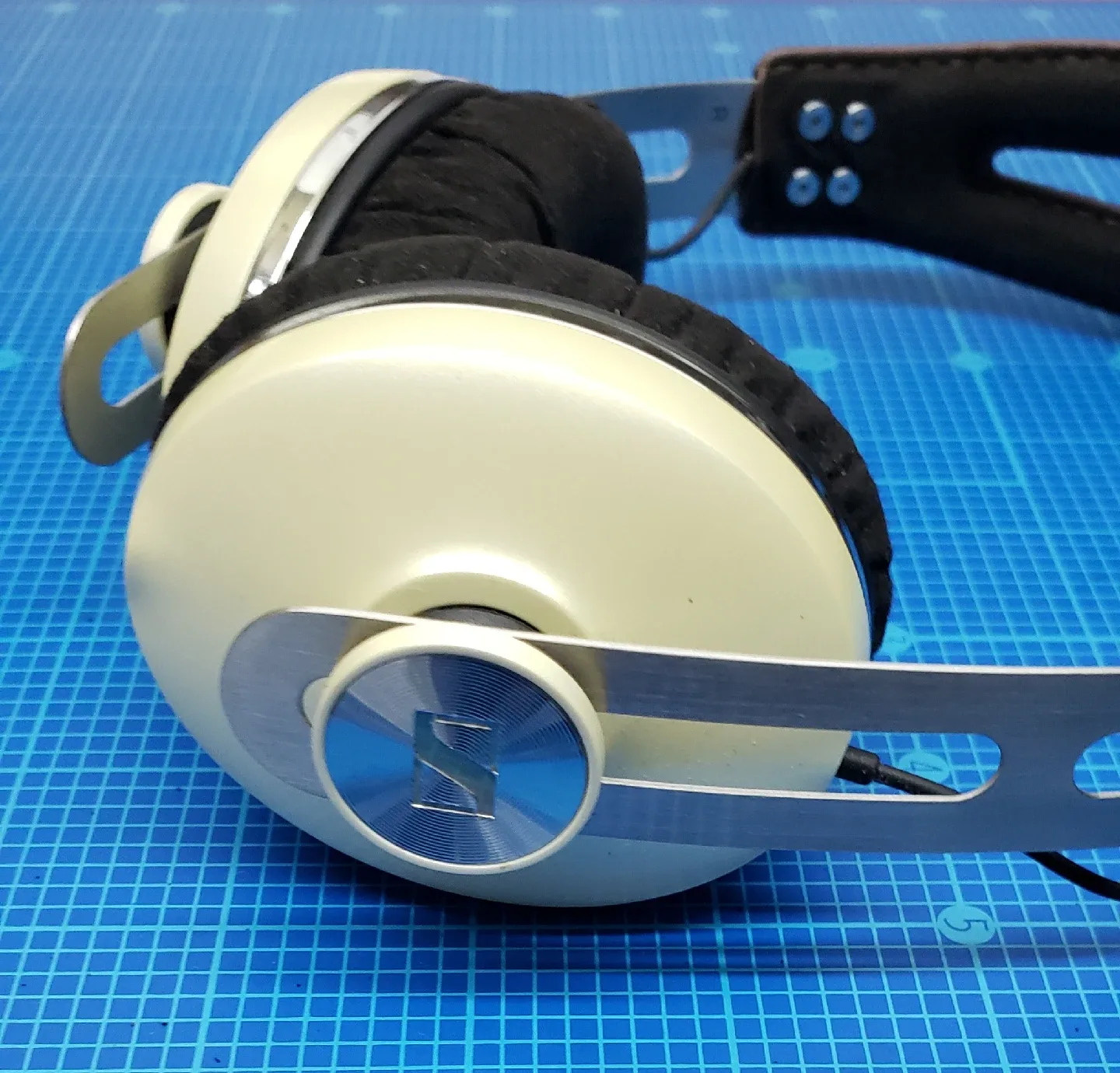 Sennheiser Momentum On-Ear Headphones image indicator(5)