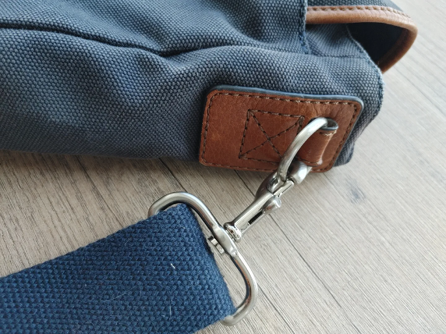 Fossil Messenger Bag image indicator(8)