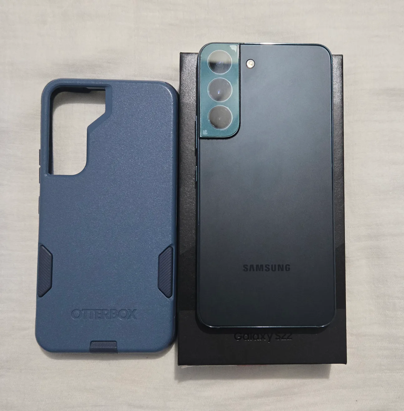 Samsung Galaxy S22, Black, with Case thumbnail