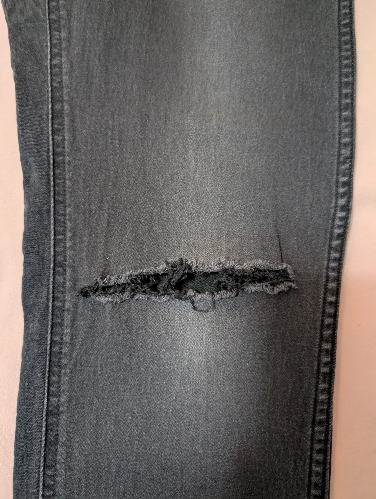 H&M Black Denim Jeans - Size 30 image indicator(8)