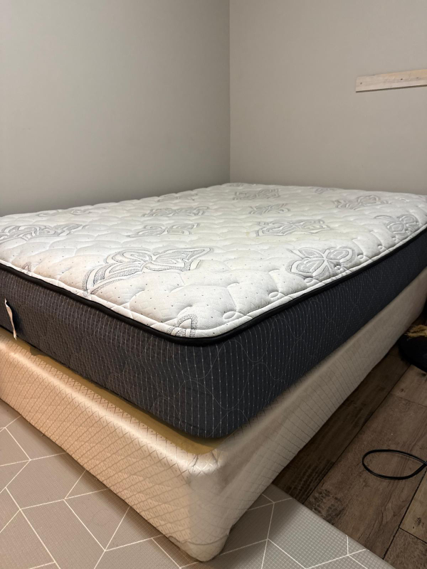 Sealy Posturepedic Mattress w/Box