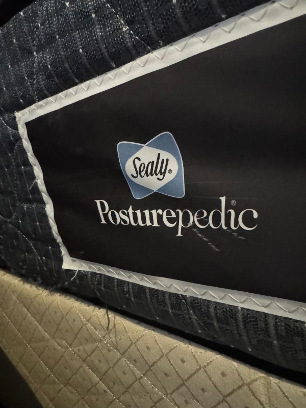 Sealy Posturepedic Mattress w/Box - photo 3