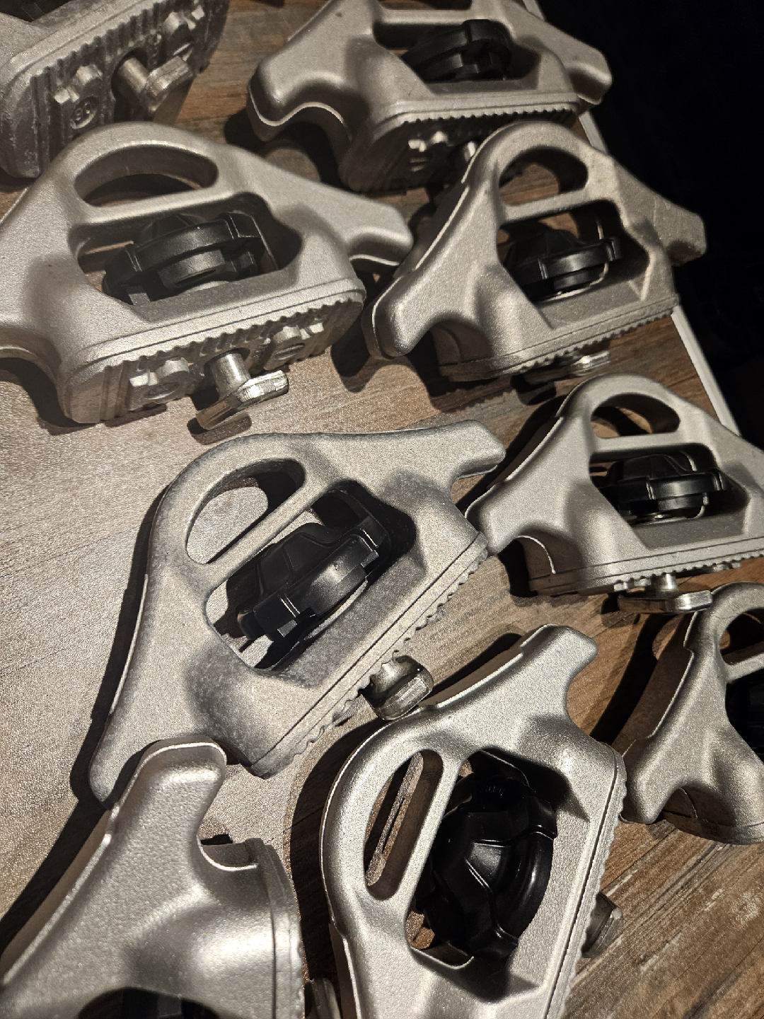 Tailgate adjuster ratchet clamps