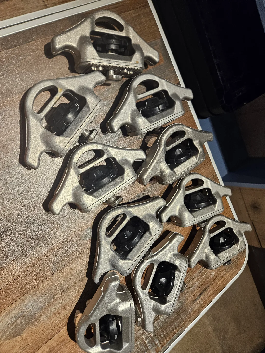 Tailgate adjuster ratchet clamps image indicator(2)