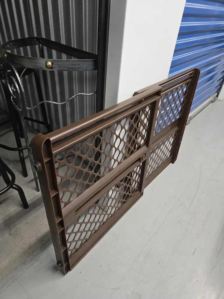 North States Brown Expandable Baby Gate image indicator(2)