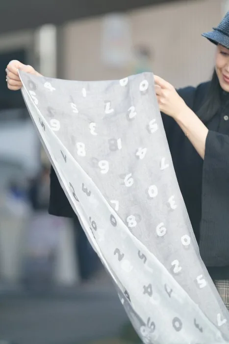 Linen/Cotton Scarf BRAND NEW with Tag: Grey/White Reversible image indicator(4)