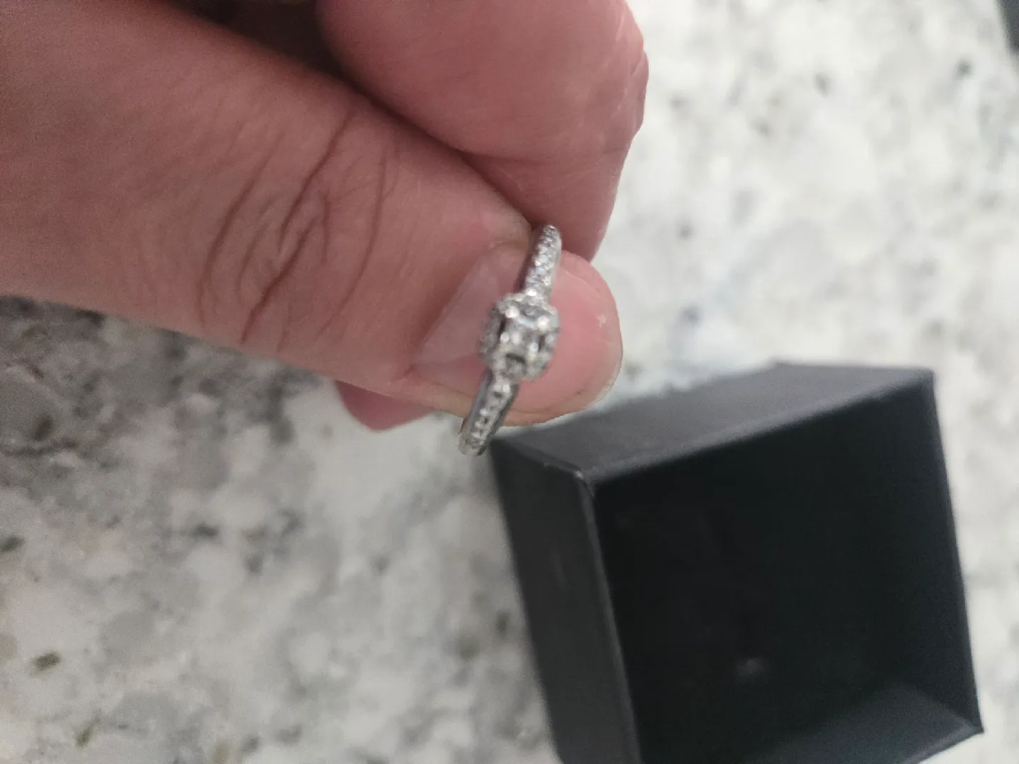 10K White Gold Diamond Ring image indicator(2)