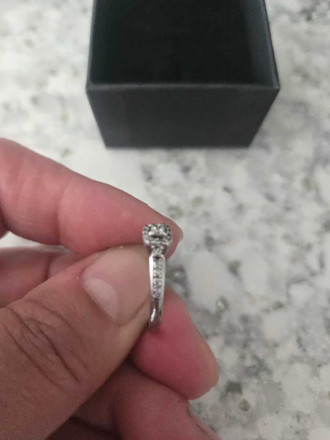 10K White Gold Diamond Ring image indicator(3)