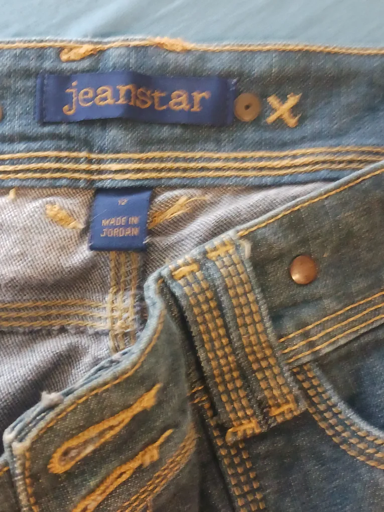 Jeanstar Cropped Jeans image indicator(3)