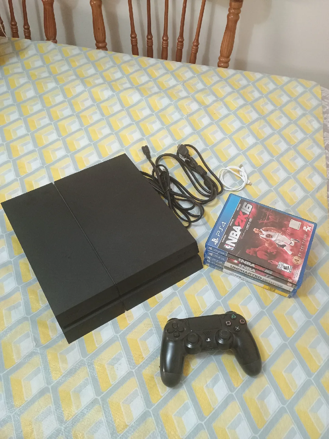 PlayStation 4 + Original Controller + 5 Popular Games image indicator(7)