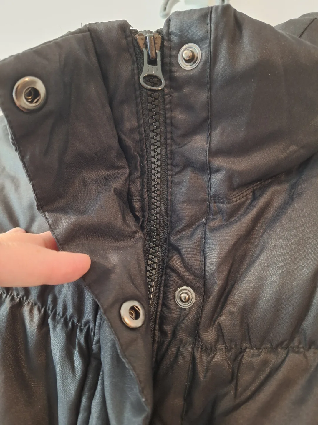GAP Puffer Vest - Size M image indicator(2)