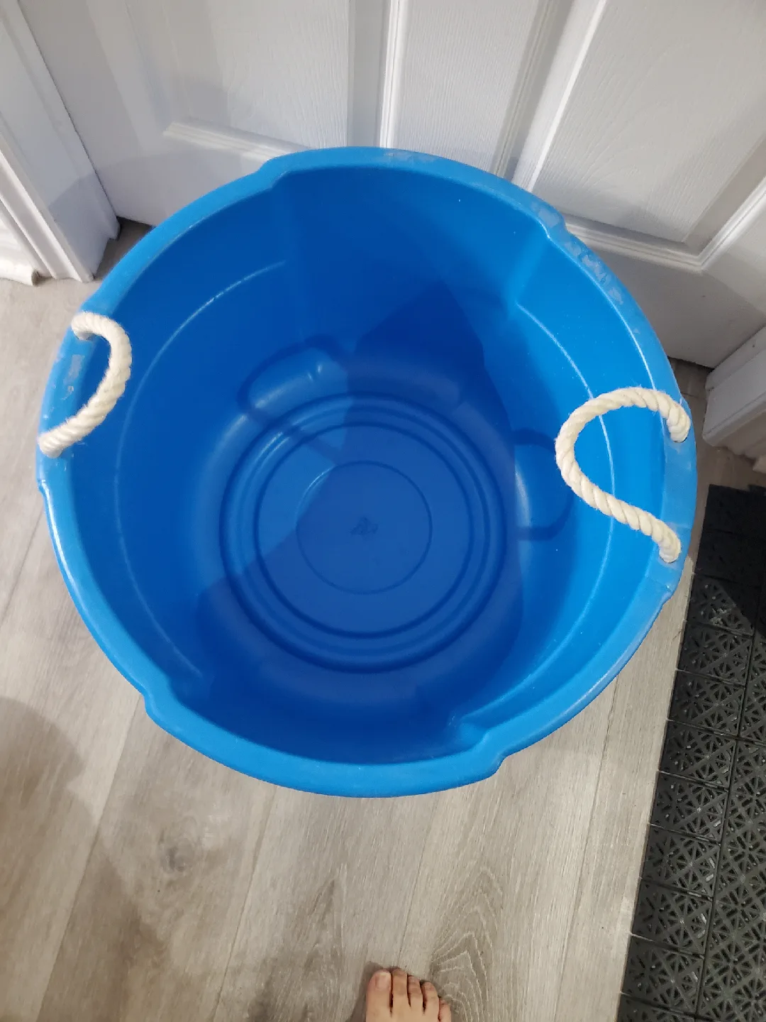 Blue Plastic Bucket with Rope Handles Rubbermaid image indicator(2)