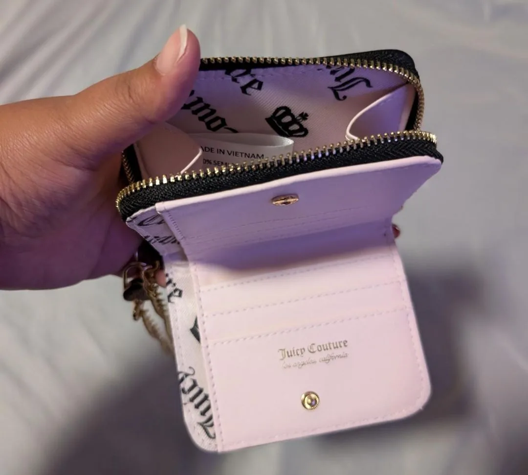 Juicy couture strawberry wallet image indicator(3)
