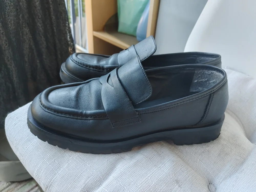 Brown's Black Leather Loafers, Size 7 image indicator(3)