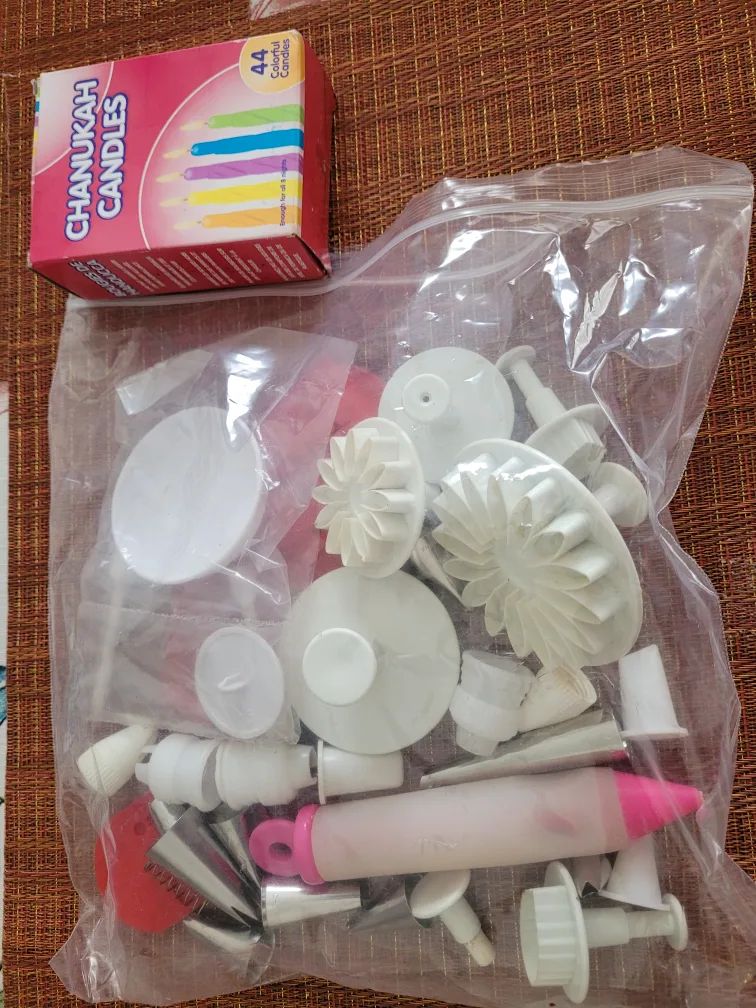 Icing accessories and 19 candles in a box thumbnail