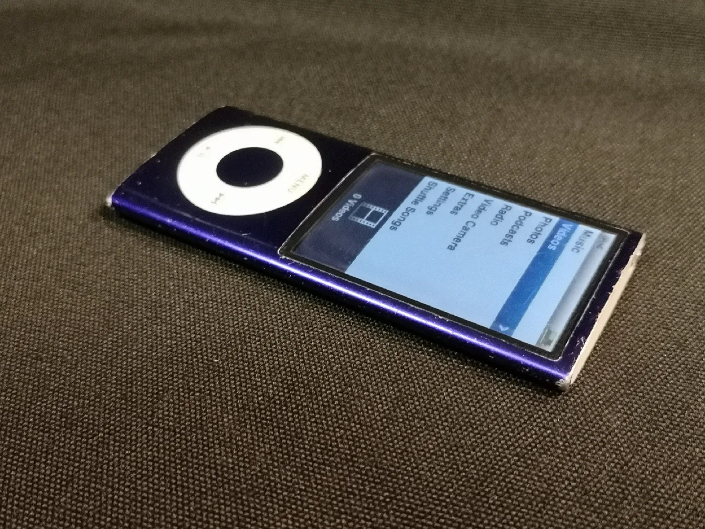 iPod Nano ~ 8GB 5th Generation ~ Camera + Mic image indicator(2)