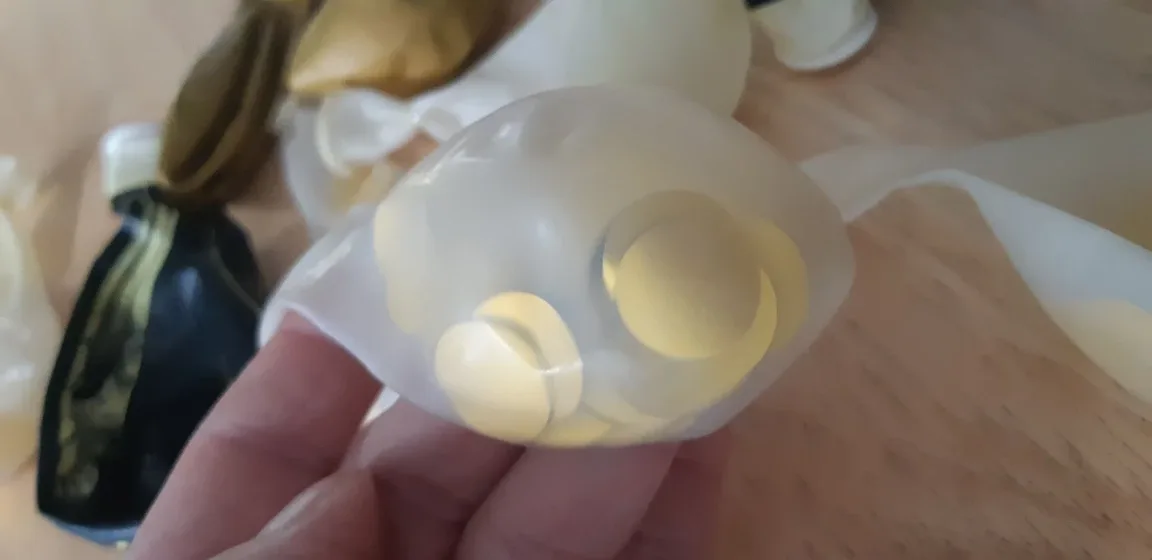 New ballons - Gold, Black, and gold Confetti image indicator(4)