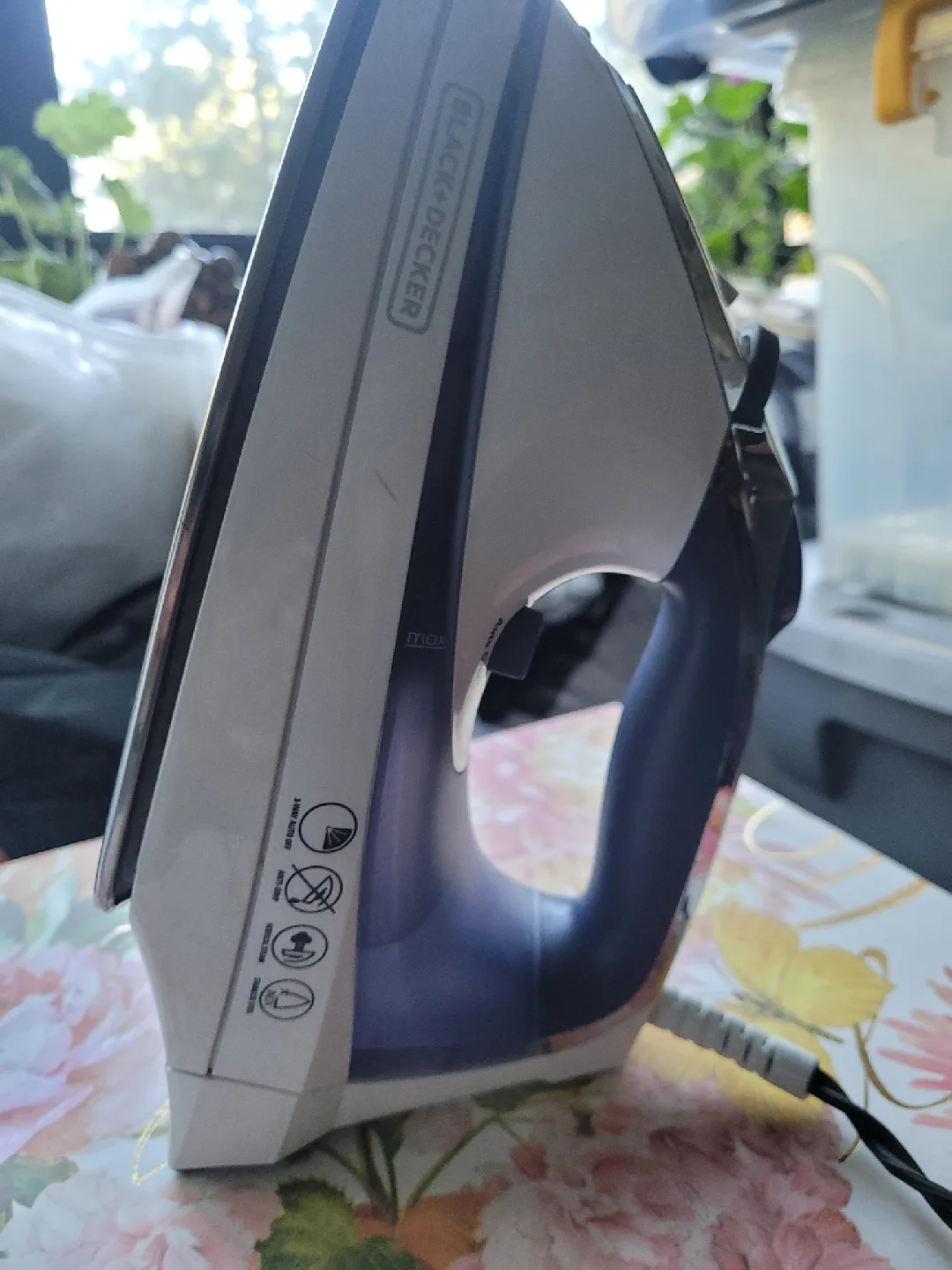 Black+Decker Iron - White & Purple thumbnail