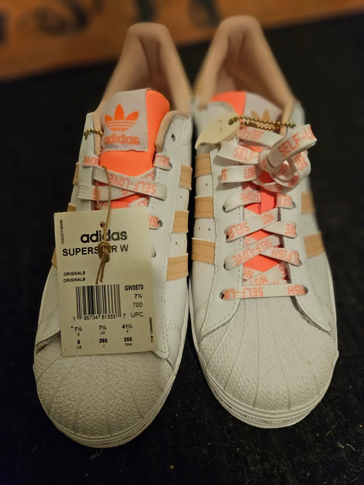 BNWT Adidas Superstar W, Size 9 US thumbnail