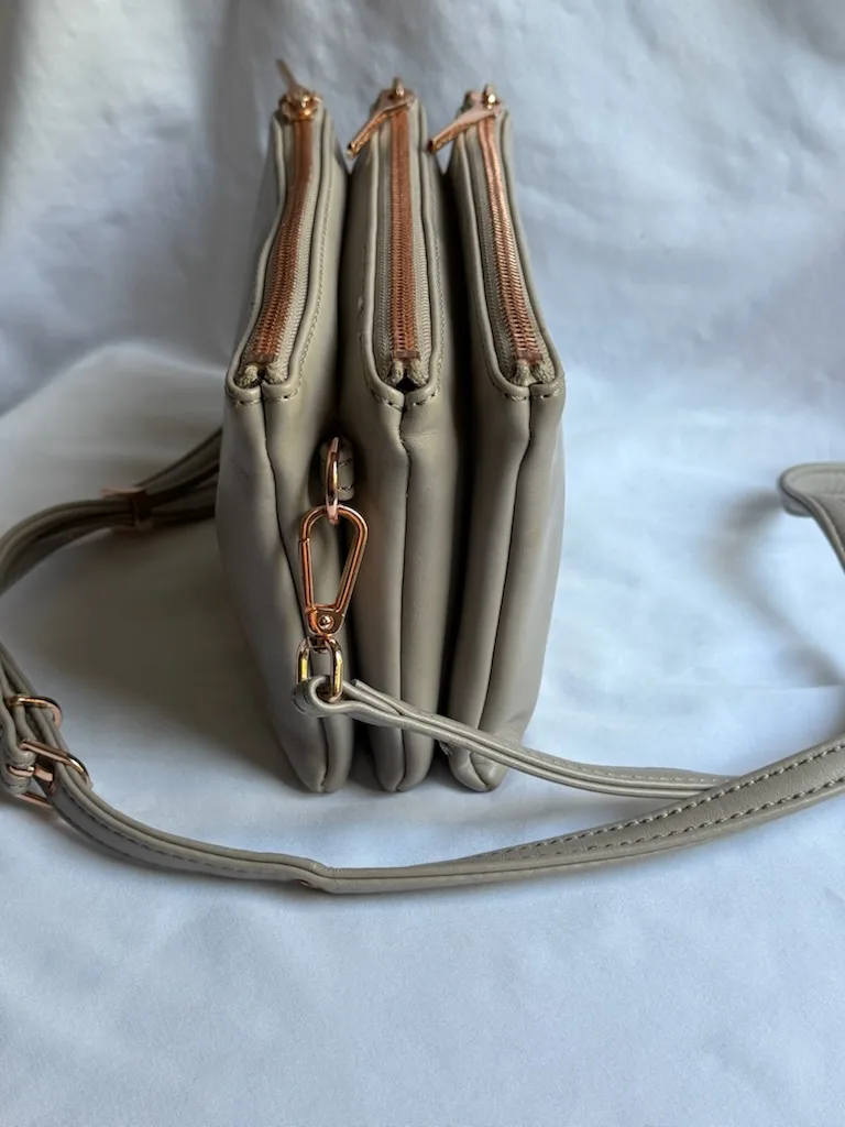 Matt & Nat Crossbody Bag - Excellent Condition! image indicator(3)