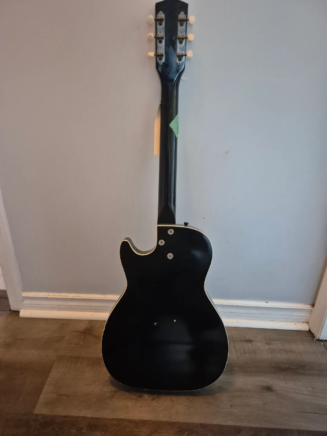 Vintage Black Electric Guitar image indicator(2)