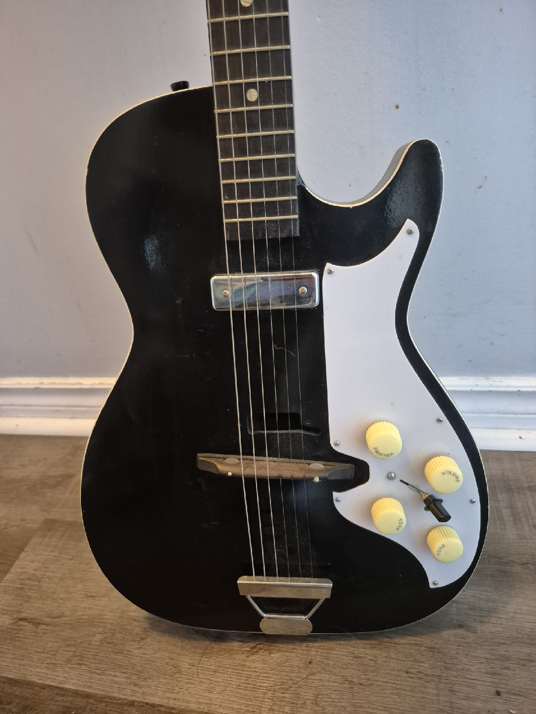 Vintage Black Electric Guitar - photo 4