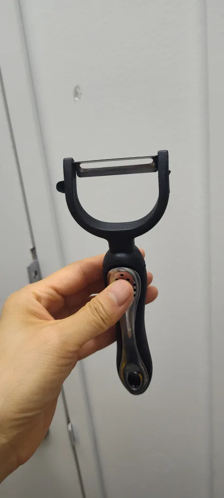 Vegetable Peelers - Black & Blue image indicator(3)