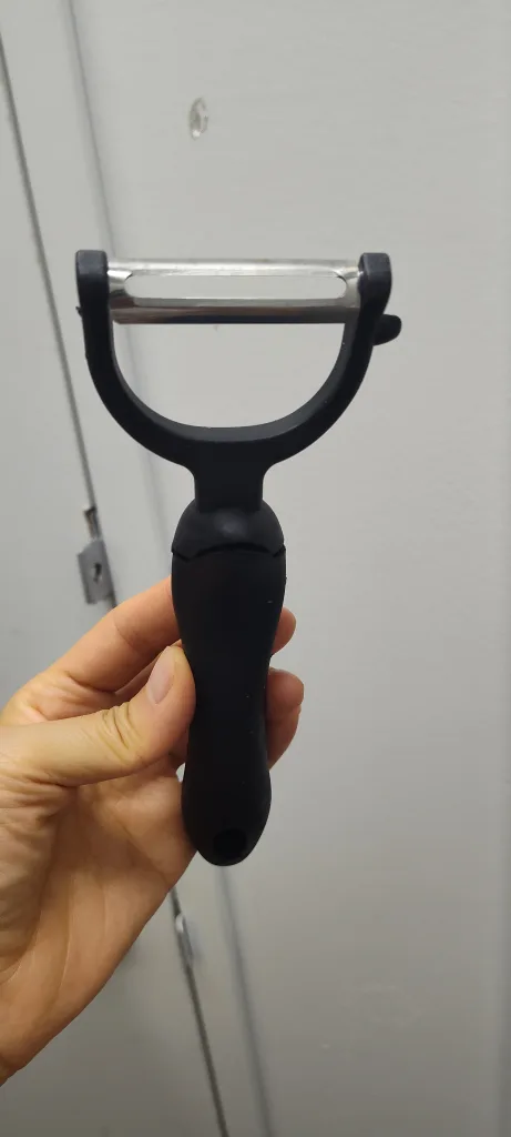 Vegetable Peelers - Black & Blue image indicator(4)