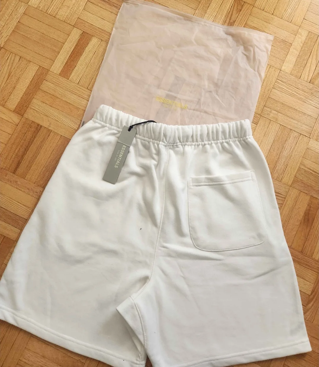 CHEAP Essentials shorts - Size M image indicator(3)
