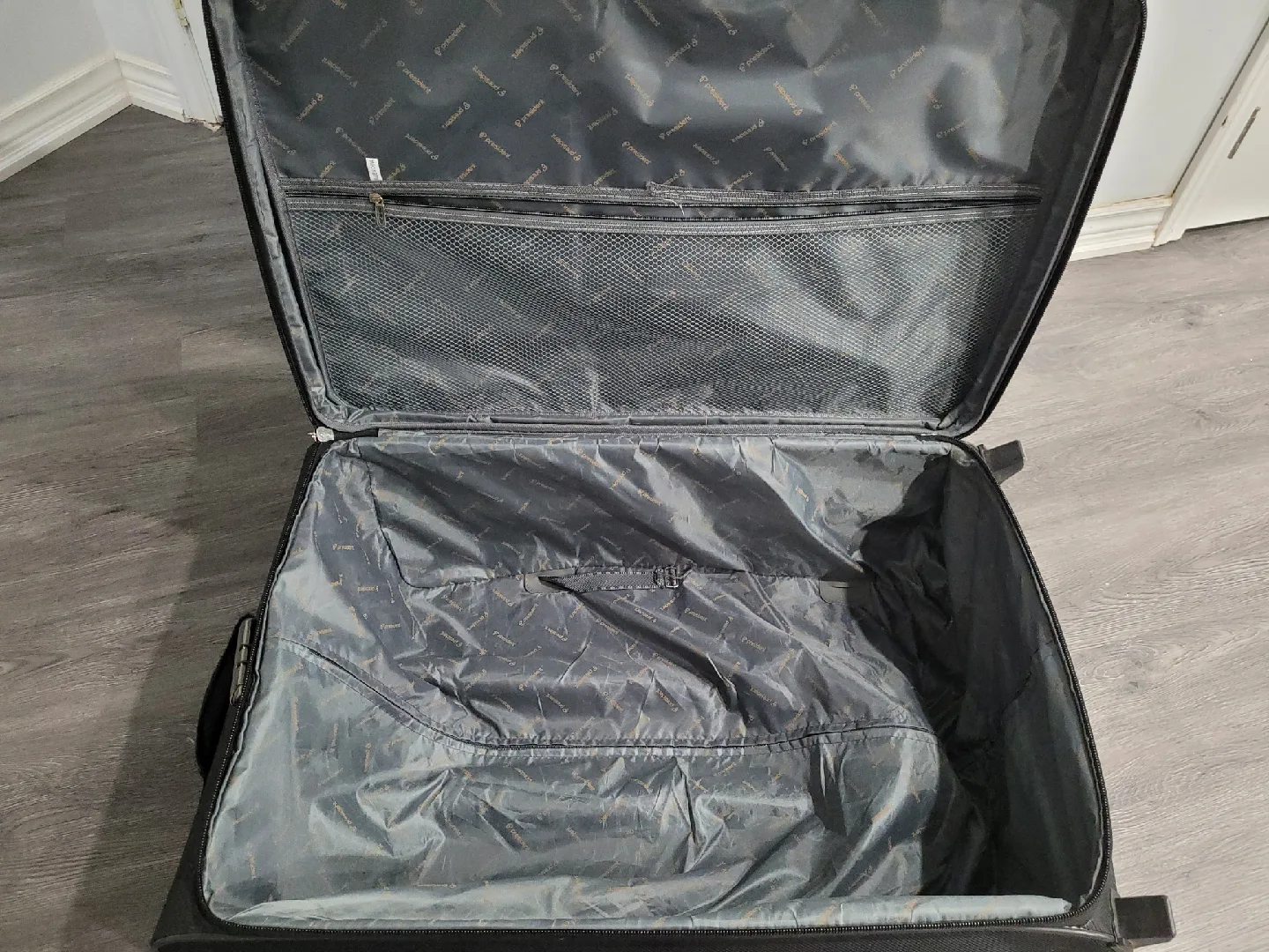 🥕 President Black Luggage Suitcase , zipper pulls broken. image indicator(5)