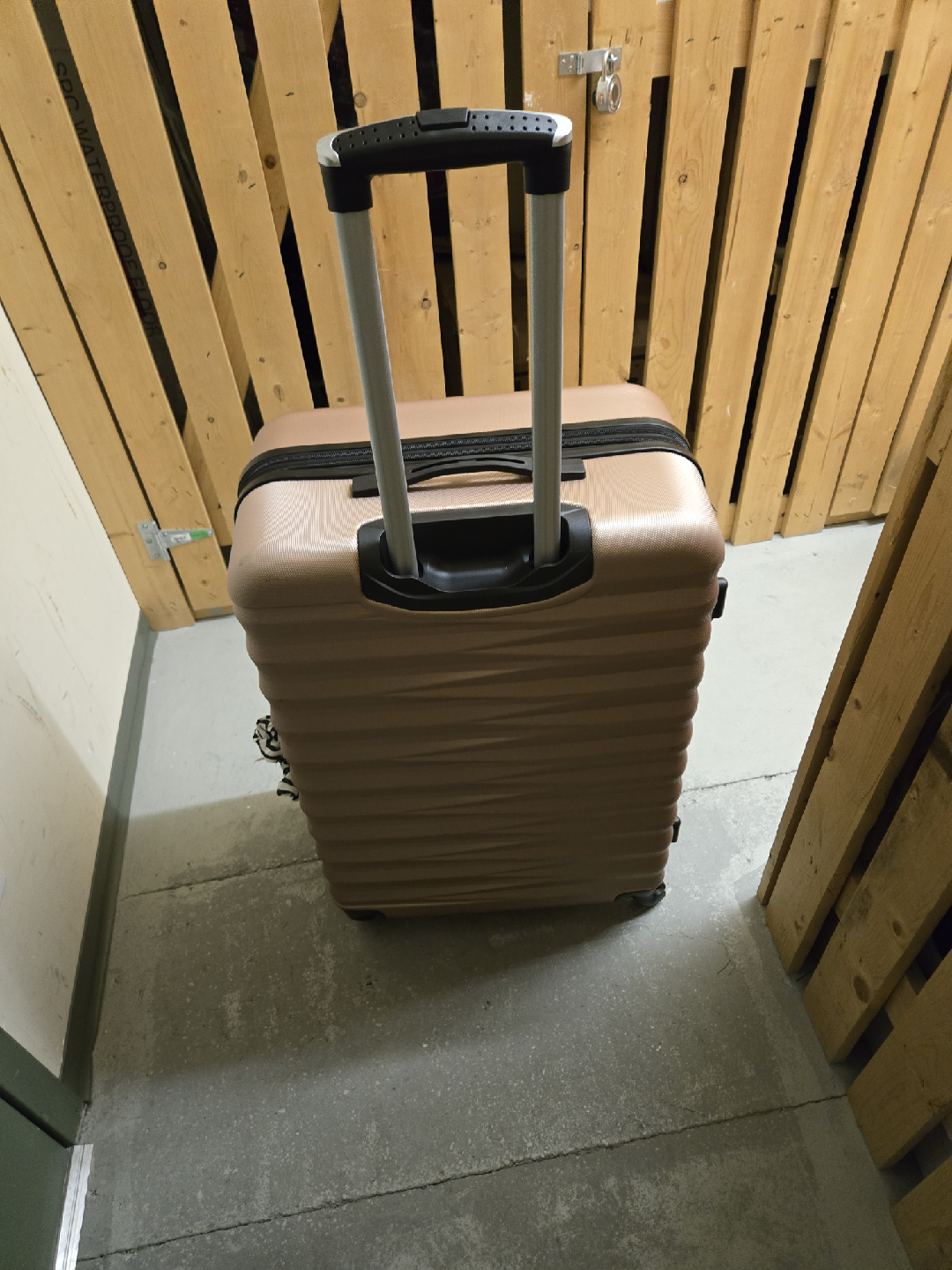 Atlantic Expandable Suitcase - Rose Gold