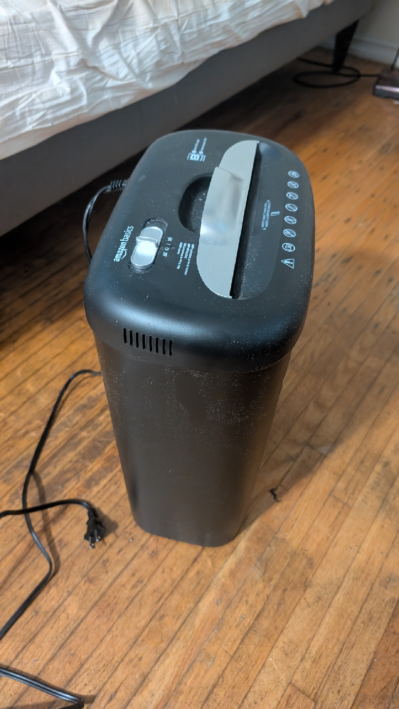 Amazon Basics paper shredder - photo 2